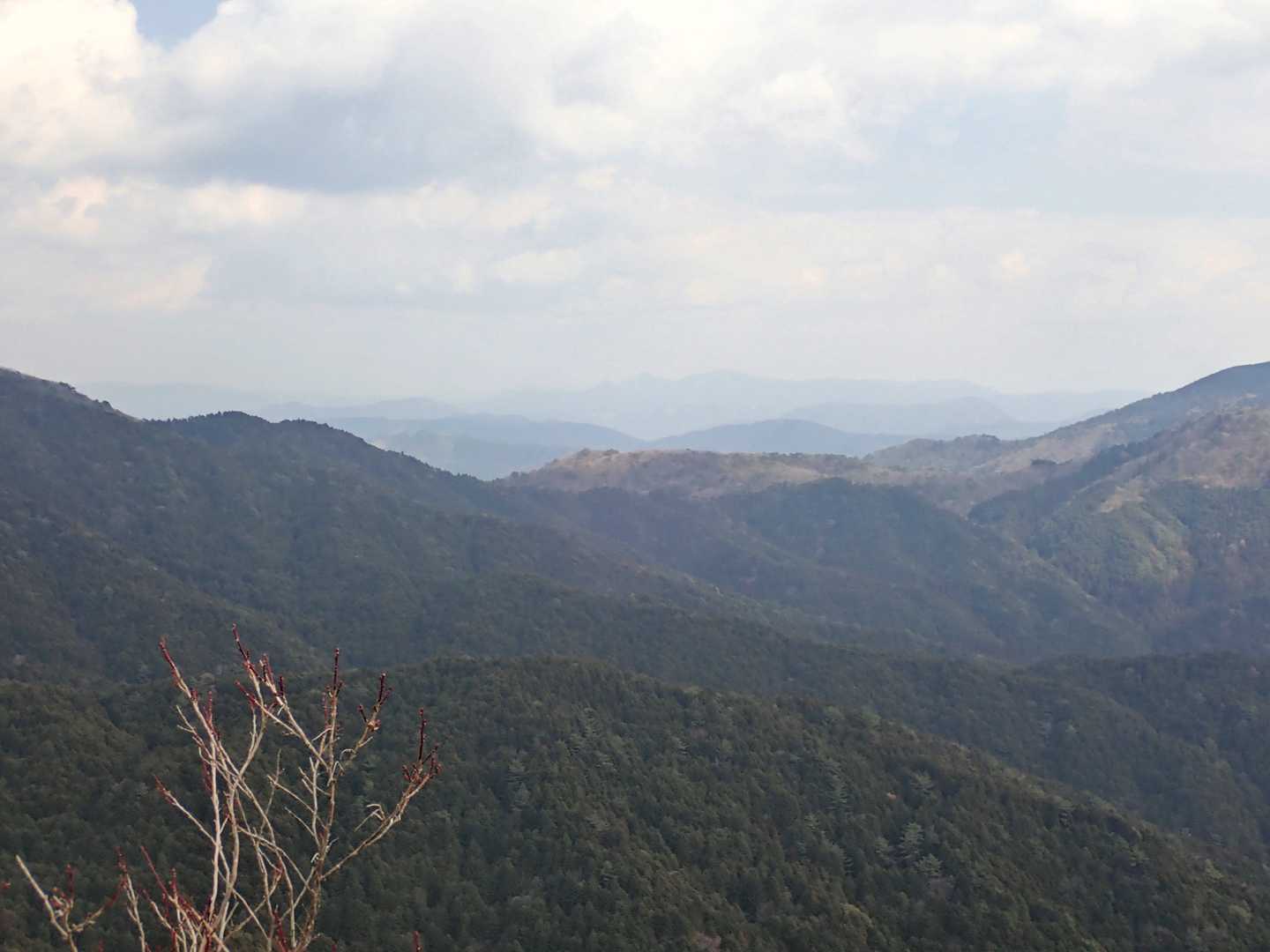 展望はいいです。こちら方面、登った山もあるはずですが、広島の山はよく分かりません。