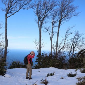 強風の為写真撮って下山することに