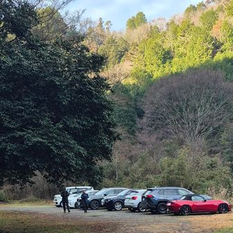 登山口駐車場。
10台くらい停められるかな。
8:15頃着で既に6台駐車。