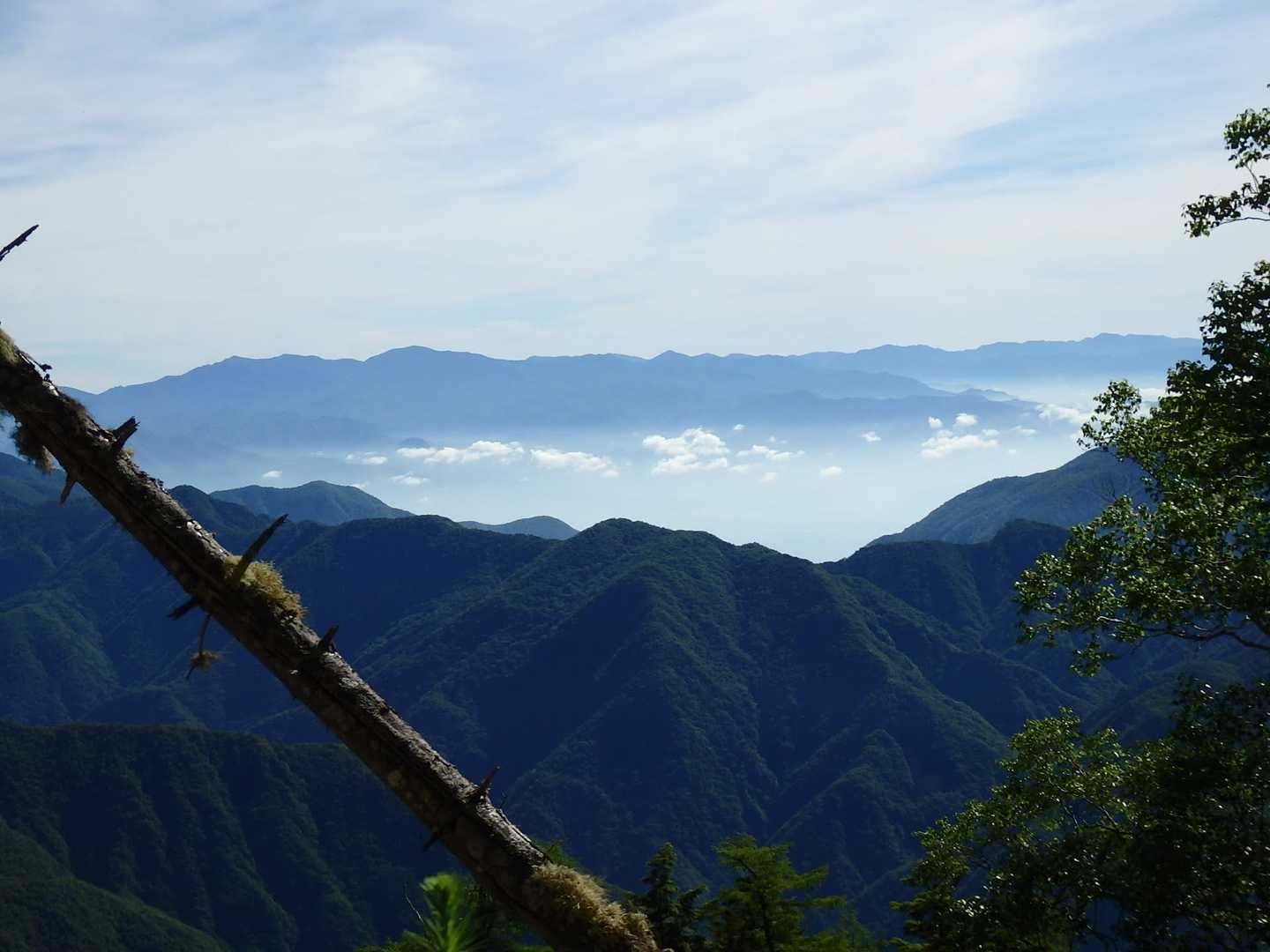 奥秩父の山々と甲府盆地辺りかな。雲海ぽいような霞んでいるだけのような・・・