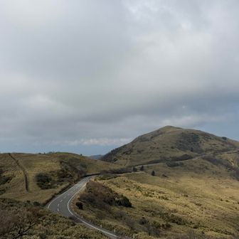 むむ、最高の眺望なんだけど…厚い雲が出て来ました

その先には富士山があるのよー😱