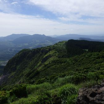 西峰方向には立石山と福万山。