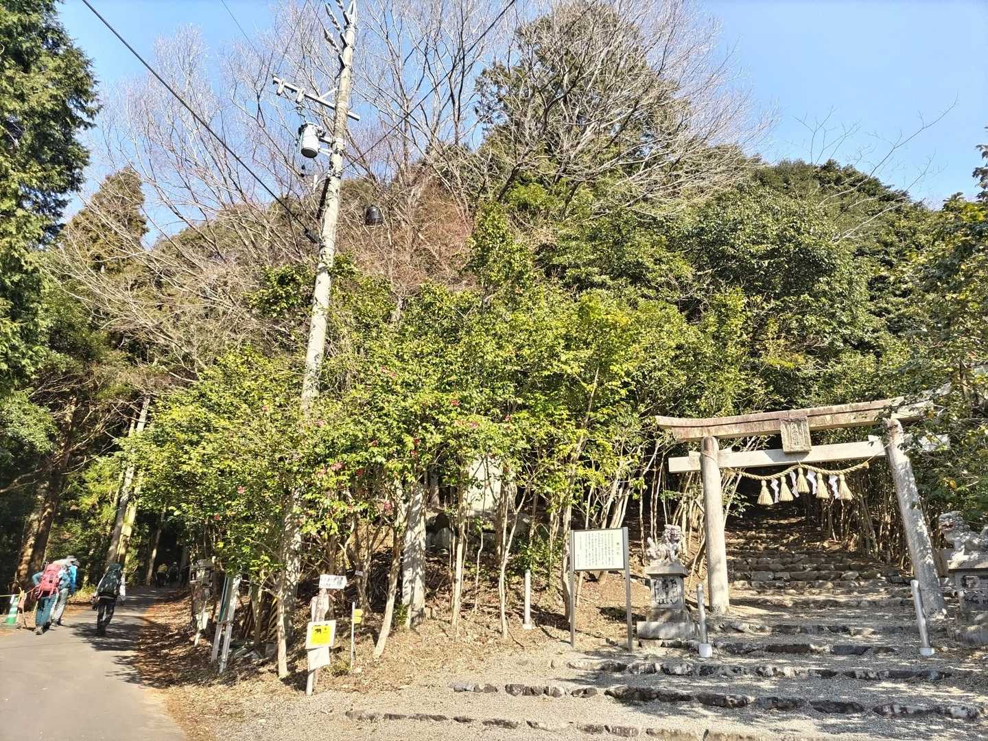 北尾根コースは右側の鳥居から👉️
井戸谷コースは左へ👈️