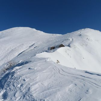 小屋と山頂を振り返り📸　
このアングル、お気に入りなんです🥰