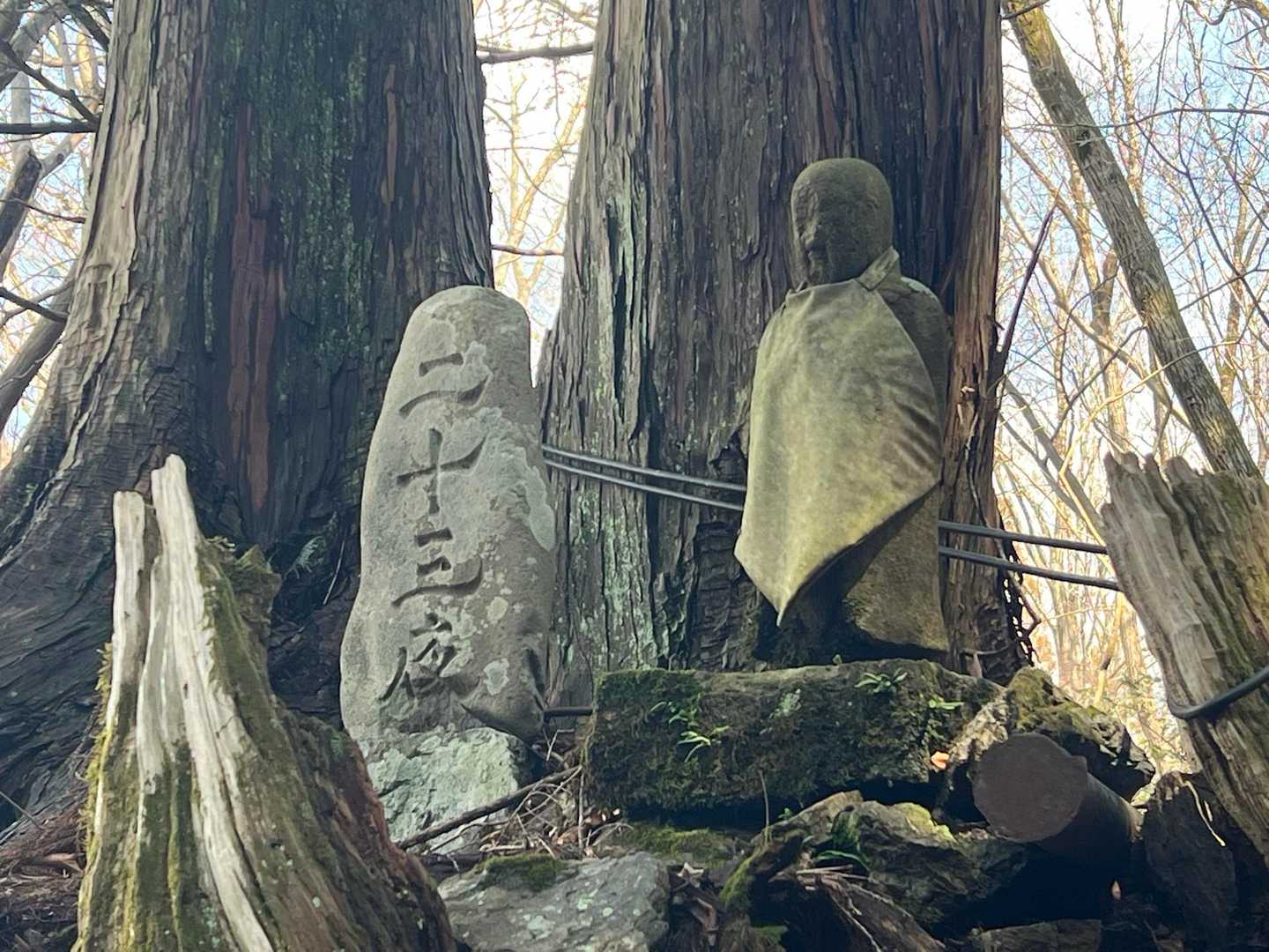 さぁ、今日の山旅もいよいよ終盤😢
二十三夜と刻まれた石碑とお地蔵さん…二十三夜って？🤔