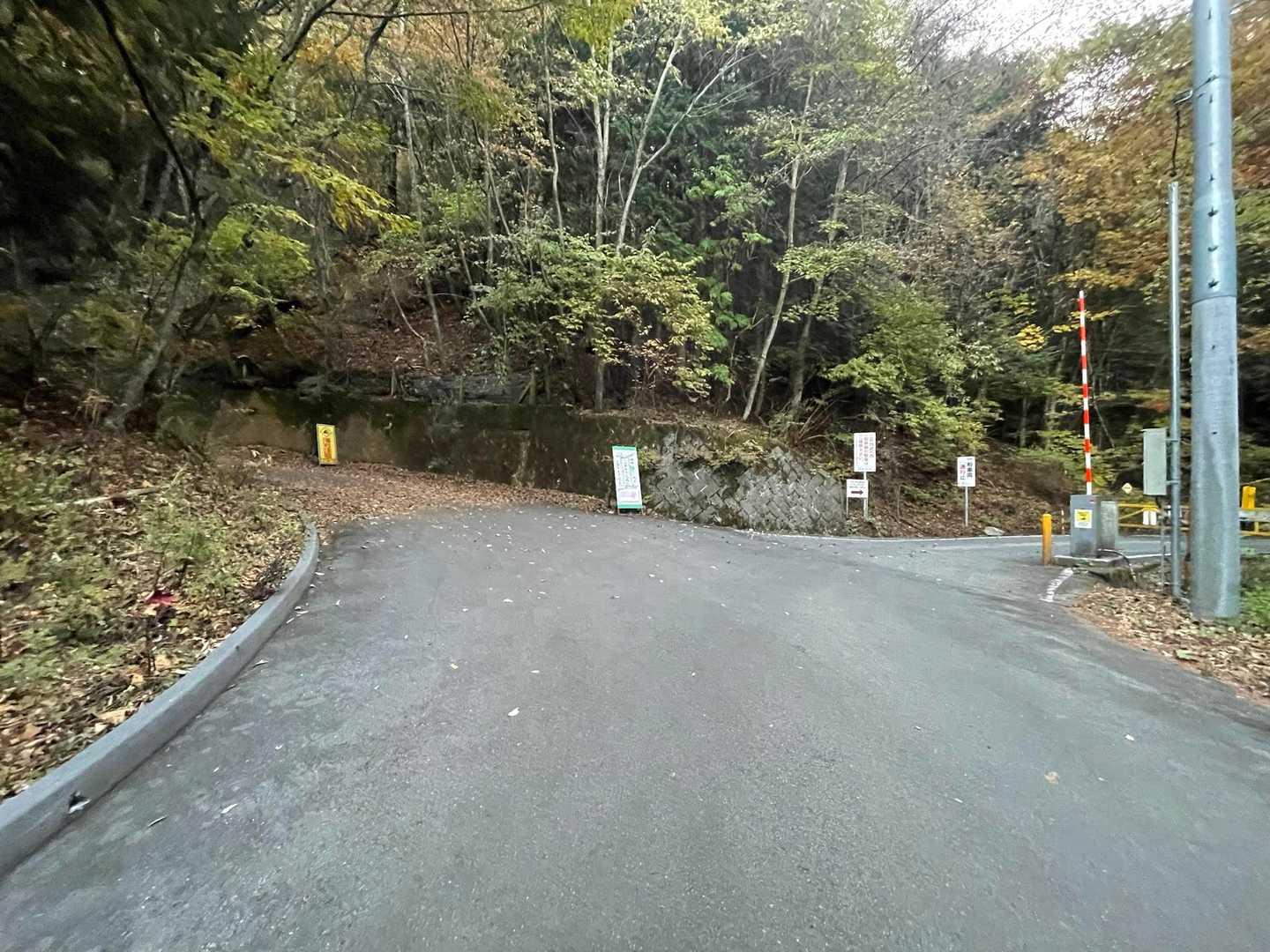 さて、右はテラスに行くらしいですが、左に行って黒岳へ