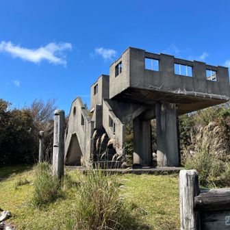 牧場を右側に感じながら登っていくと現れたプチ展望台。風車は良く見えました。