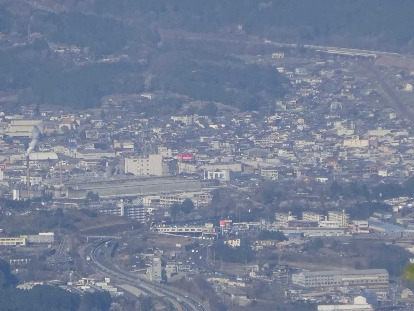 木の隙間からの中津川市街