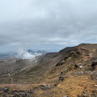 中岳に続く稜線と噴煙が阿蘇らしい