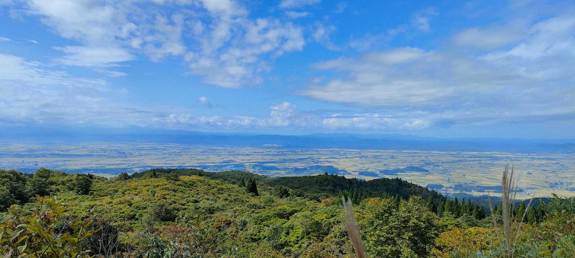 左手に横手盆地（雲がなければ鳥海山）を眺めながら