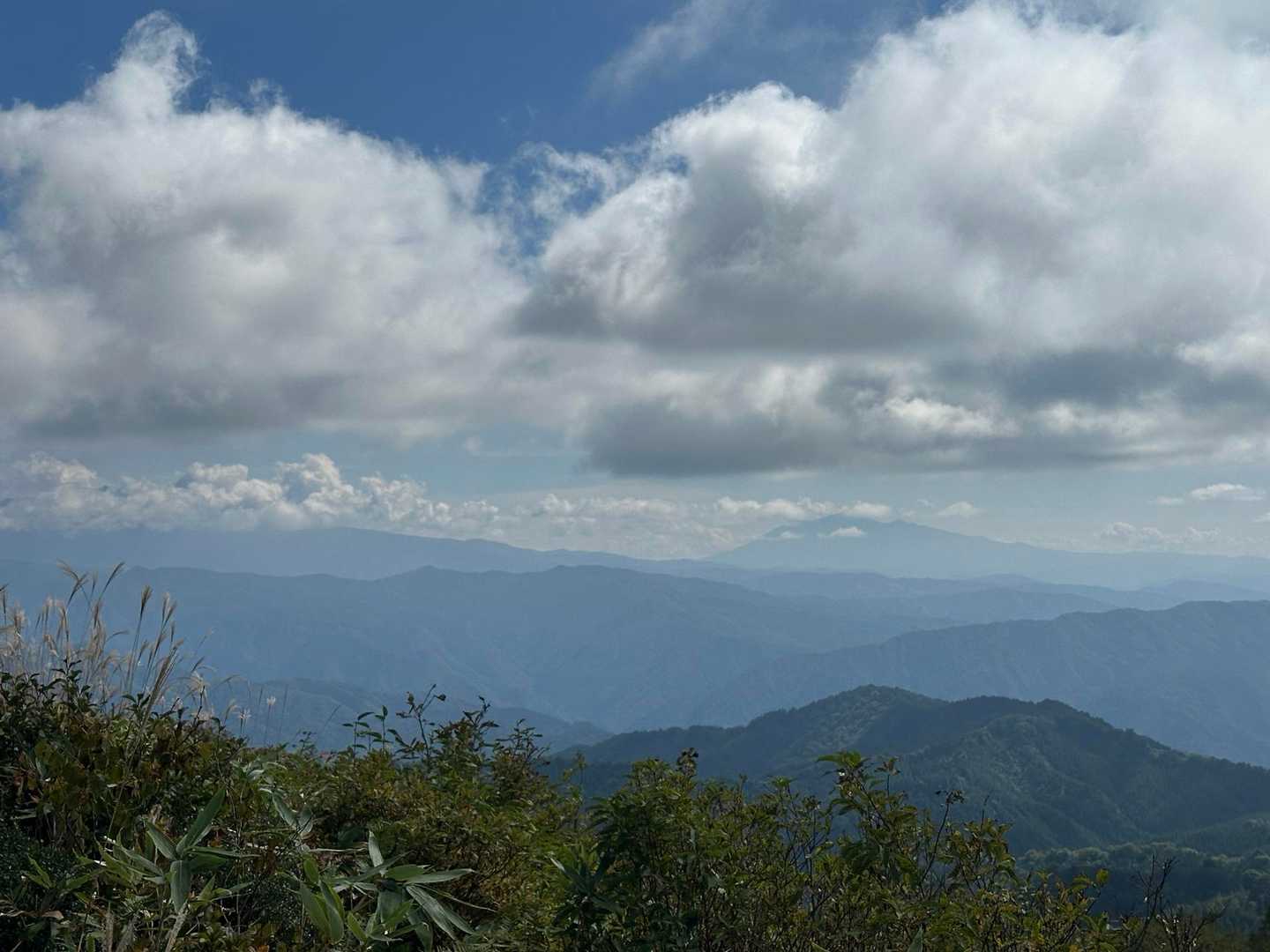 右に御嶽山、左の乗鞍岳は雲の中