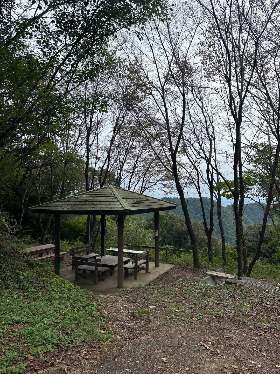 その近くの東屋
見かけたことはあったけど、ここで休憩するのは初めてです。