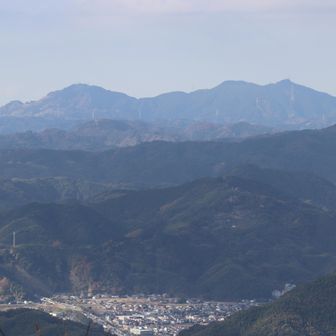 掛川アルプス
粟ヶ岳山頂のジャンボ干支は15日までには製作されると聞きましたが週末の天気が悪いので心配