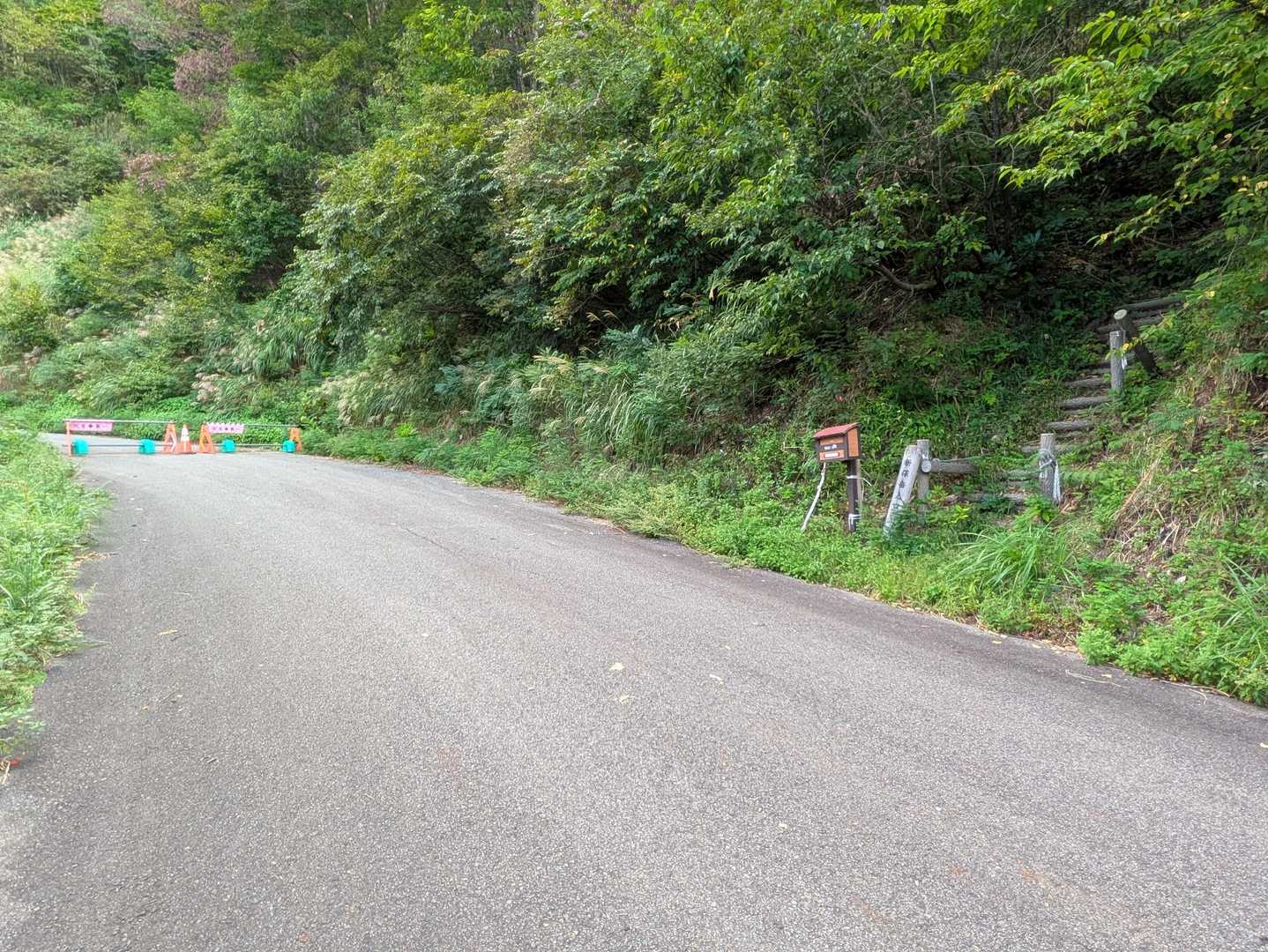 R7から林道で、登山口から奥は通行止め