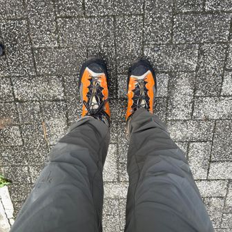 久々にソールが固いハイカットの登山靴を履く
やはり重いザックを背負う時には安定している✌️