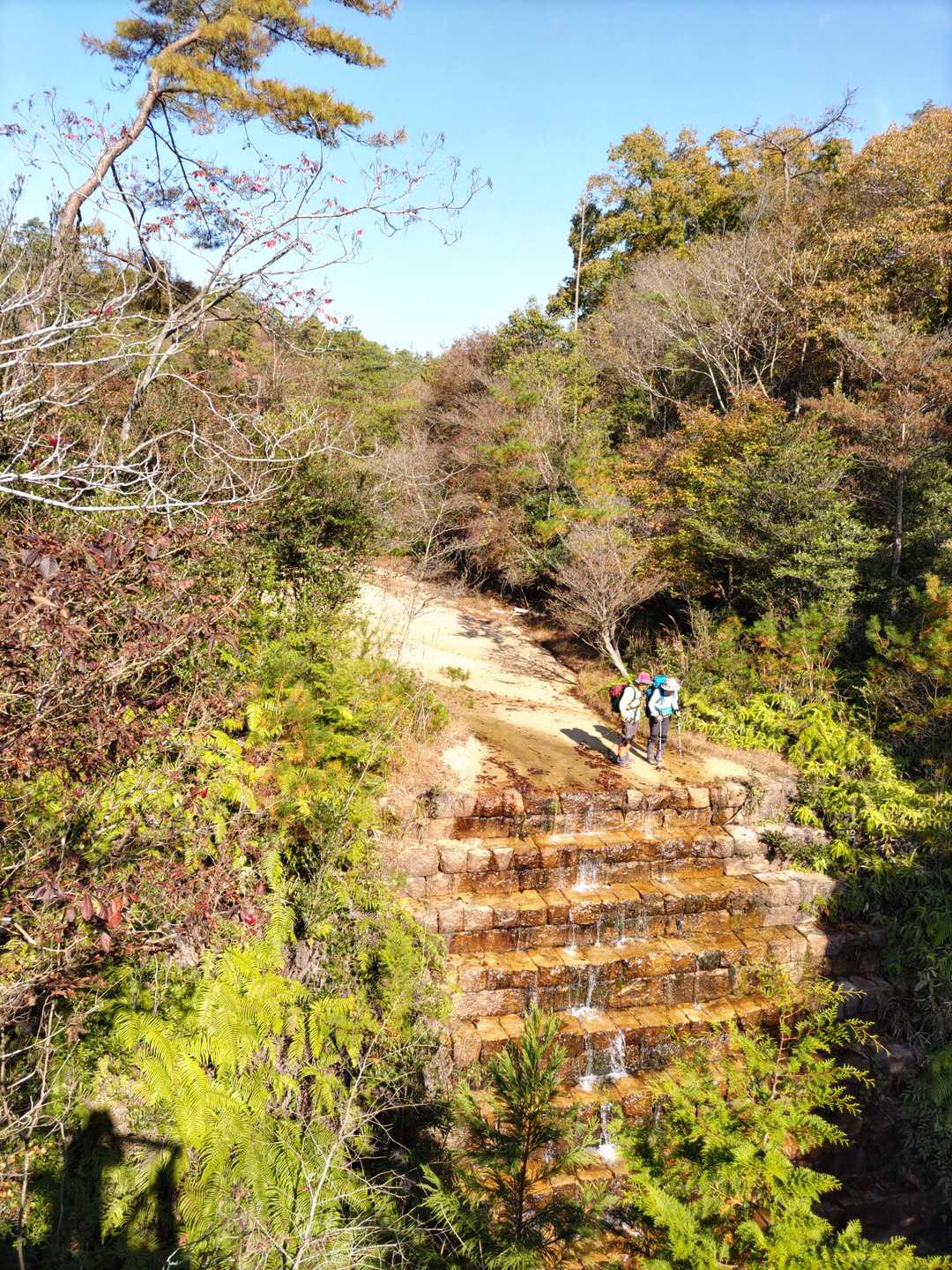 鎧堰堤の上部は広い河原
