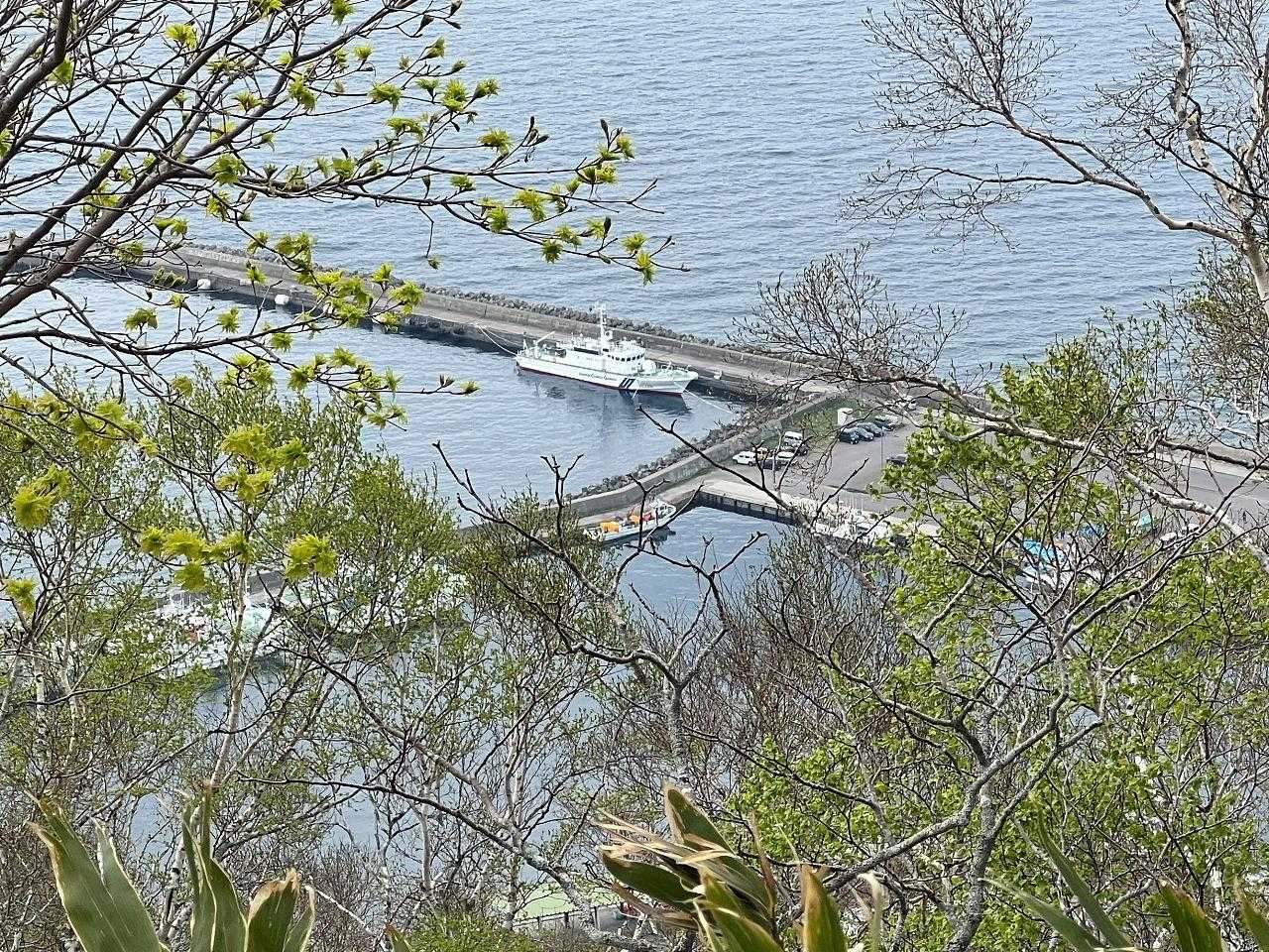 三角山の山頂から羅臼漁港を望む。
海上保安庁の船がありました。