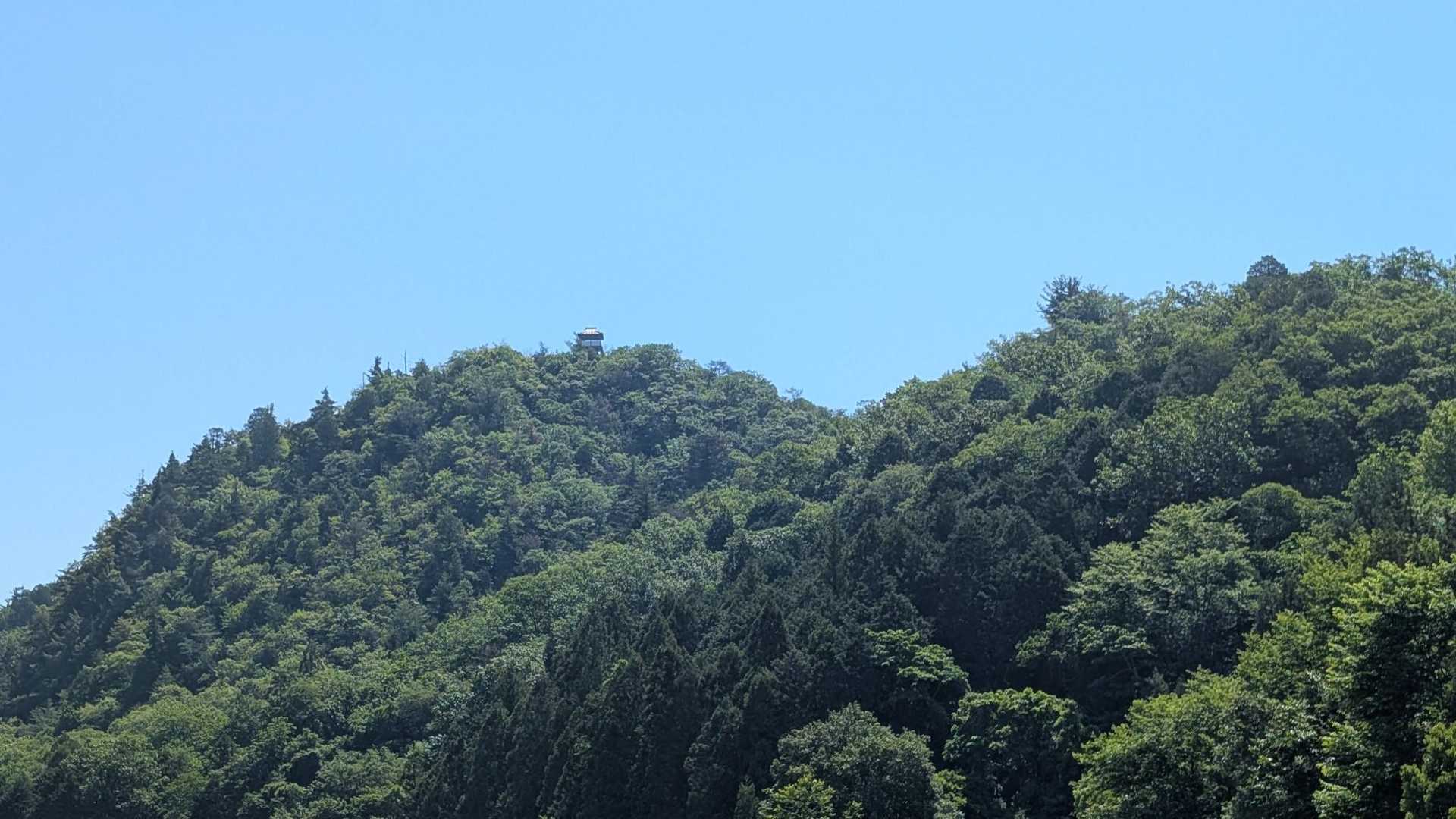 上にお城みたいにそびえてる（金華山じゃないよ）のが城ヶ根山展望台。