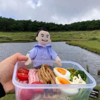 池塘でランチ🍜
今日は…ぶっかけ冷やしソーメン
つゆも冷やして水筒に入れて持って来ました🧊
今日はそんなに暑くないので…こんなに冷たくなくても良かったかも…😅
でも…美味しい〜