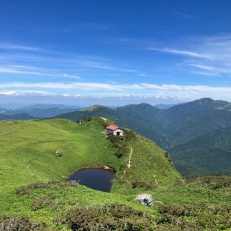 三嶺頂上避難小屋、遠くには剣山、次郎笈。