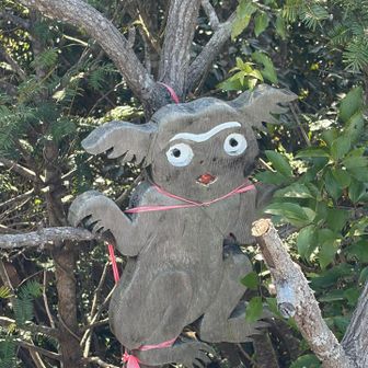 山頂の木にくくりつけられていた謎のキャラクター