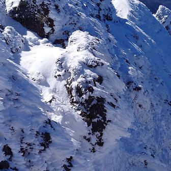 薄皮1枚雪や氷が付いてるだけだと、アイゼンもピッケルも効かない。
初冬の岩は、意外と難しい。