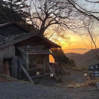 夕方みたいだけど、徳本峠小屋の朝です。