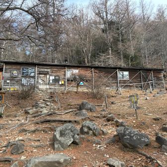 富士見平小屋
今日は閉鎖してますがとても気になってます♪

右の方に100円でトイレ使えました👍