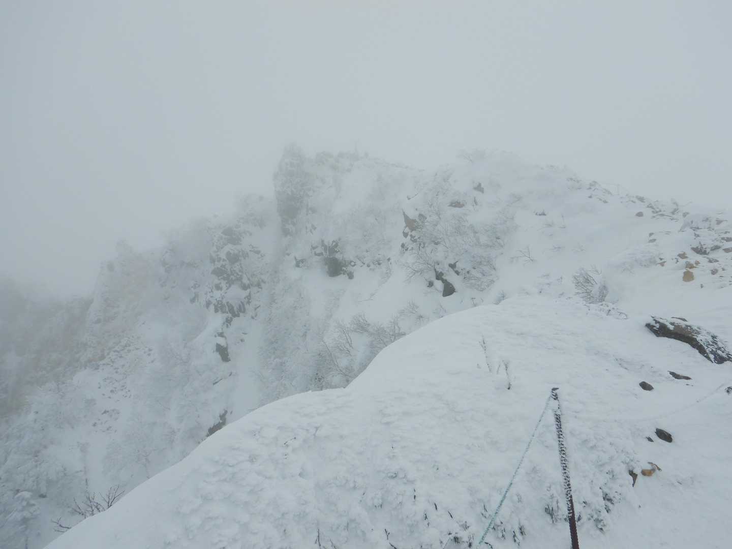 東天狗岳の山頂が薄っすら見えてきた