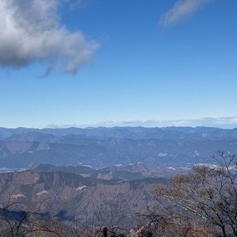 中央道方面
奥に雲取〜大岳山。

実は今日、一番印象に残った景色。
山北、道志、秋山、上野原、、、すごい近いな😂