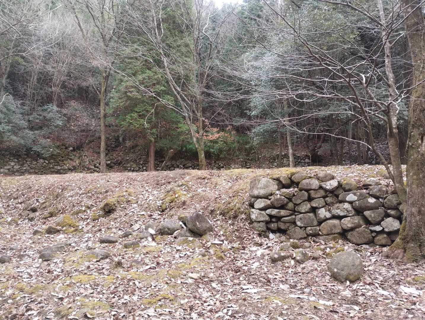 いかにもお城の跡て感じの石垣