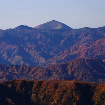 至仏山です。手前の平らな尾根の左のピークは、方角的に景鶴山ですね。果たして正々堂々と登れる日は来るのでしょうか。