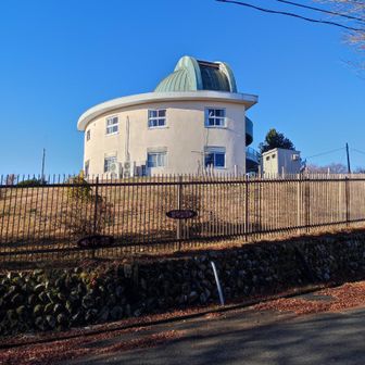 有名な建物ですね
右側から山頂へ上がれます