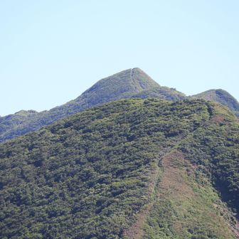 中先の奥に火打岳のてんっぺんが見えます