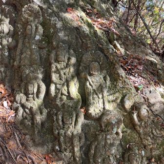 岩に掘られた仏様　五百羅漢