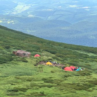 美瑛富士避難小屋とテント