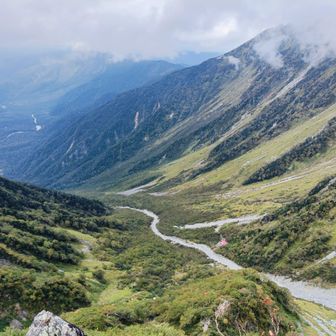 岳沢ヒュッテが見えます
近くに見えますが、標高差がまだ500mくらいあります