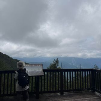 本当は北岳が見えるはずだったのに、、