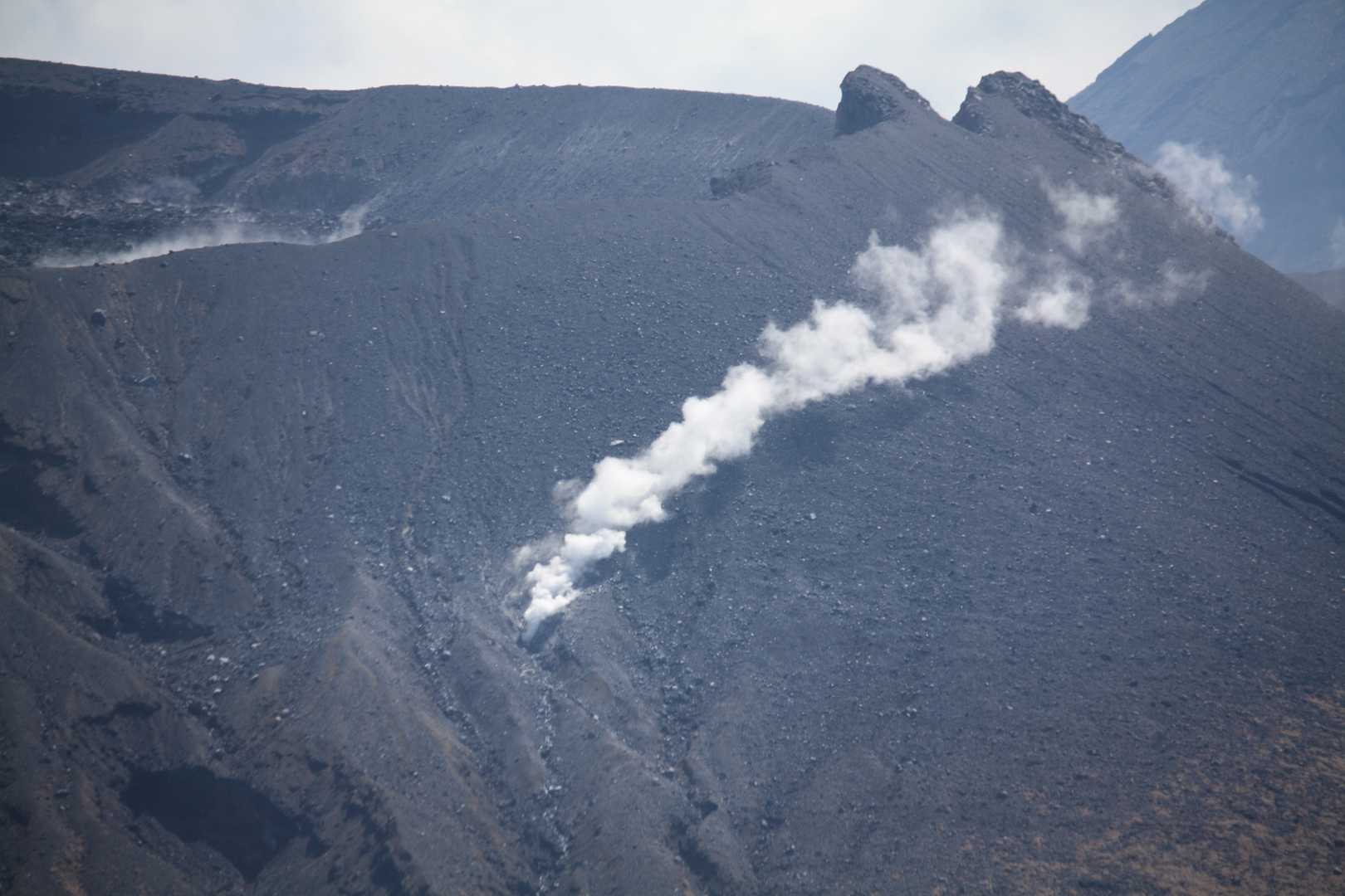 新燃岳の側面の噴煙
ちと怖い