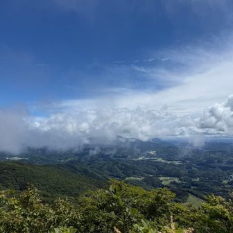 大滝根山方面。雲の上に青空。