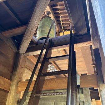 2階には梯子を登って梵鐘🔔あり。上には行けませんでした😅