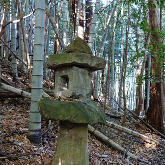 右手に石灯籠、