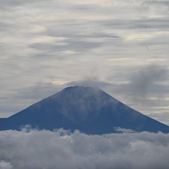 雲海から顔を出す漆黒の富士

左に宝永山の姿も見えてきた