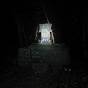 もう真っ暗🌑
眉山（最高点）の途中に祠⛩️あり
安心安全登山を祈願🙏