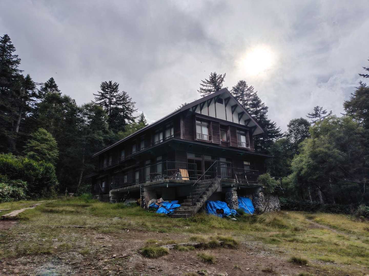 尾瀬沼山荘🏡
今年はお休みするのかと思っていたら、一泊二万円の高級山小屋になってました😳
一泊朝食付ブュッフェ付きが12,000円
ディナーは完全予約制で8,000円のコースだそう😆
ちょっと気になる🤭