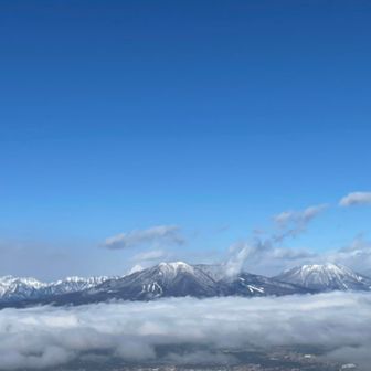 飯綱と黒姫。飯綱の左肩に真っ白とんがりは高妻山