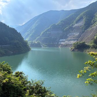 ようやく名栗湖を間近に見ることができた。湖面は美しいエメラルドグリーン。
