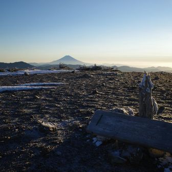 の前にイザルガ岳へ寄り道！
(イザルガ岳への道もノートレース…、山頂は風で雪が飛ばされてるので積雪なし=風が強い😇)
