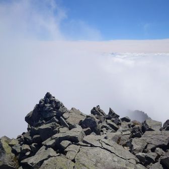 山頂より下は雲海が果てしなく広がってた🌫️