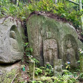 お寺を出て石仏の道へ

最初に見たのは「やぶの中三尊」
阿弥陀如来坐像、地蔵菩薩、観世音菩薩
